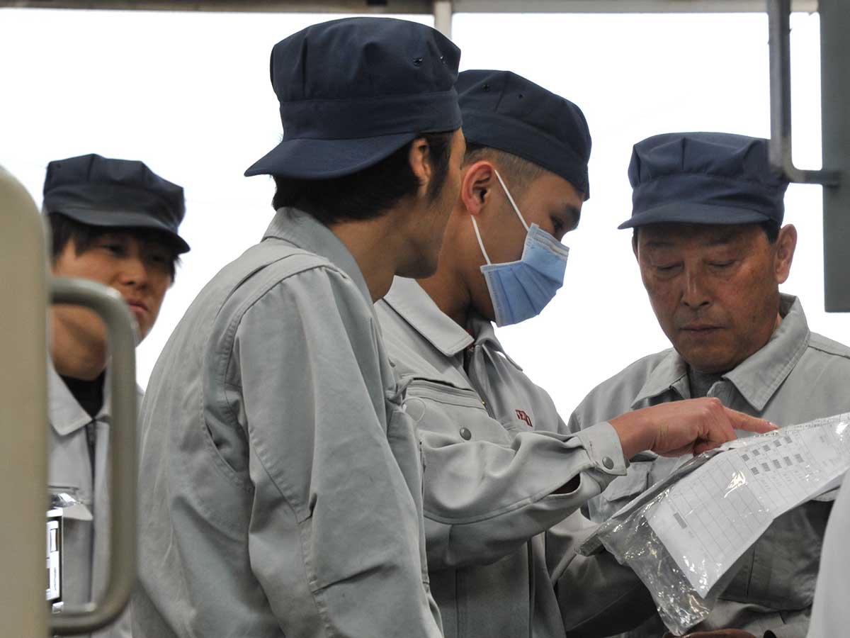 製造現場で打合せ